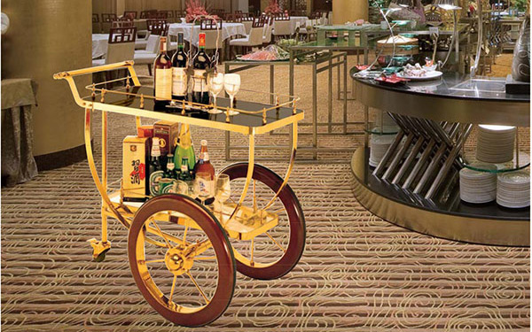 Chân dung xe chở rượu inox mạ vàng mặt kính được yêu thích