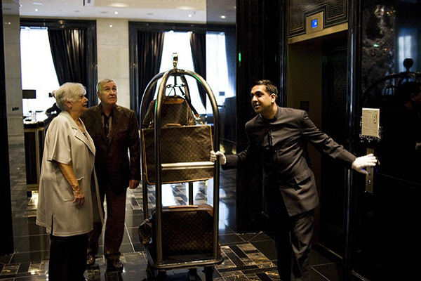 Vận chuyển hành lý cho khách có nhu cầu trả phòng