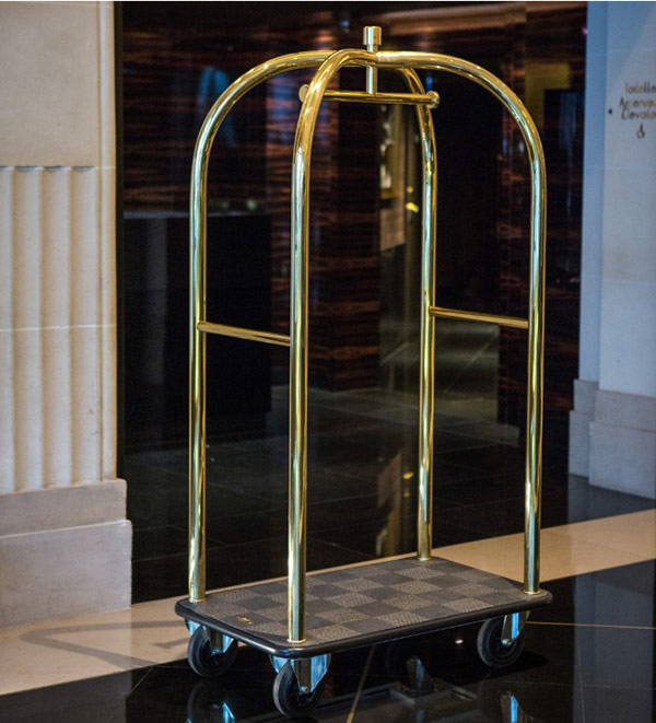 Xe đẩy hành lý - thiết bị hỗ trợ cho công việc của bellman