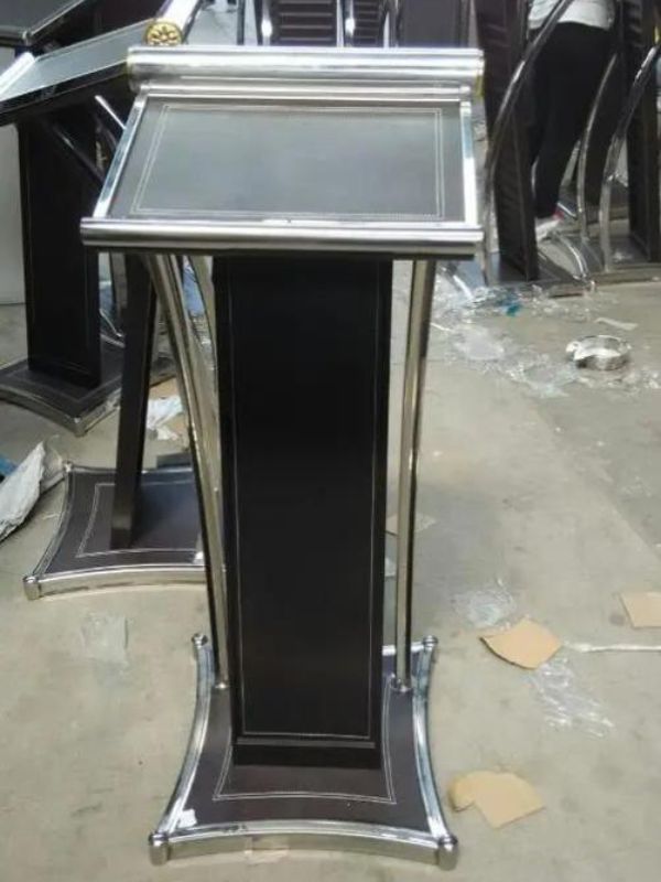 Bục phát biểu cũ có giá thành rẻ, tiết kiệm tối đa chi phí cho người dùng