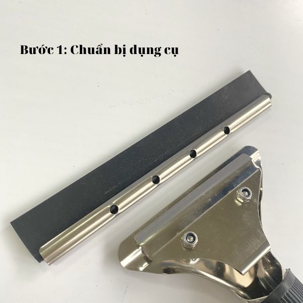 Chuẩn bị dụng cụ lắp đặt tay gạt kính