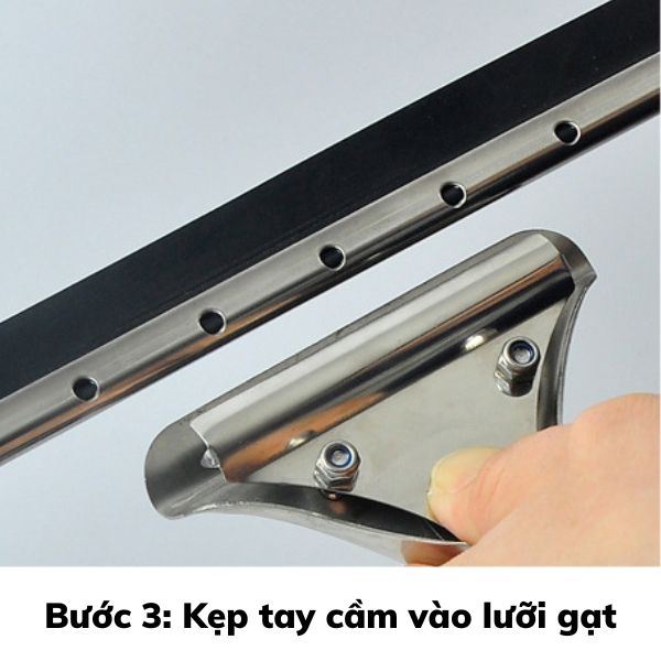 Nhấn lẫy kẹp lưỡi gạt vào đầu tay cầm