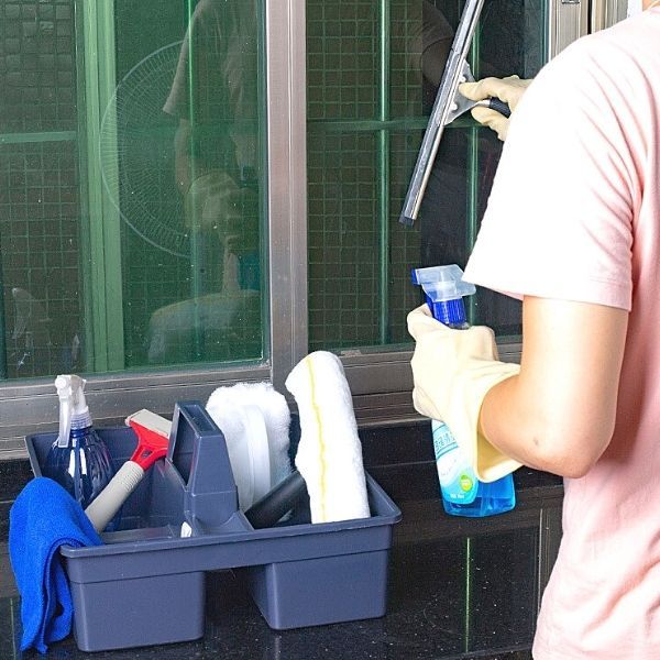 Sử dụng tay gạt kính gạt sạch nước bẩn trên kính