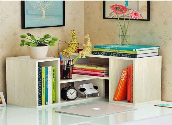 Lượng sách báo đặt trên kệ sách đặt bàn làm việc khá ít