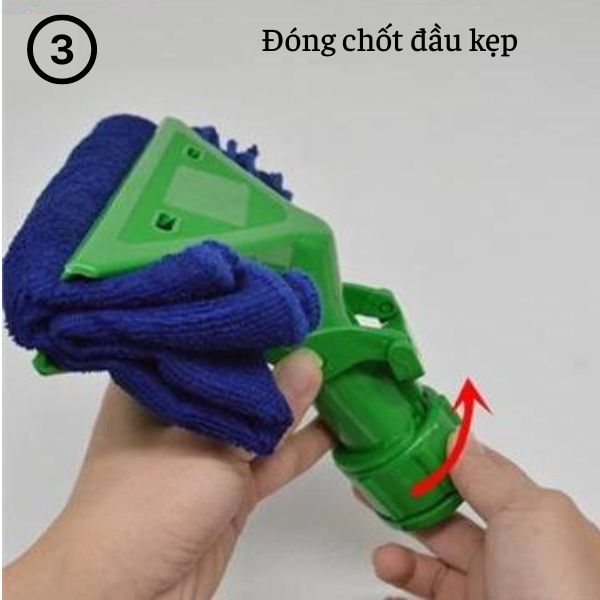 Vặn chốt tại đầu kẹp, khóa chặt giẻ lau