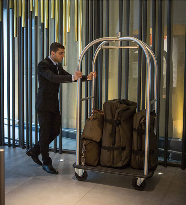 Bellman làm việc nhẹ nhàng hơn với sự hỗ trợ của xe đẩy hành lý