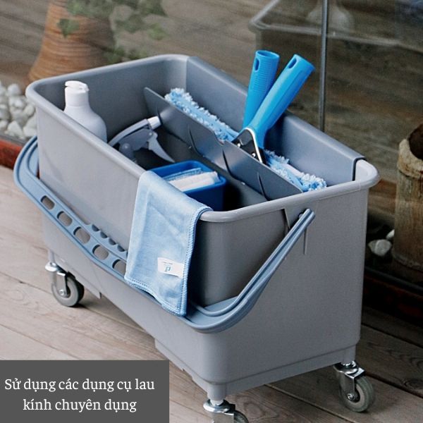 Sử dụng bộ dụng cụ vệ sinh kính chuyên dụng