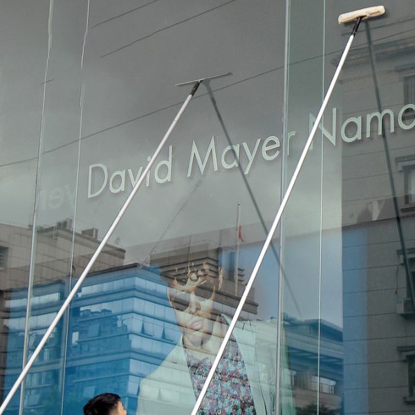 Thực hiện lau kính trên cao theo quy trình