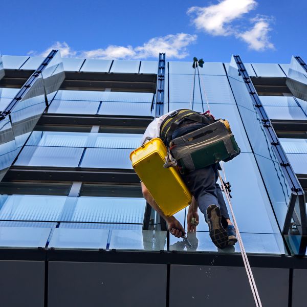 Thực hiện lau kính theo chỉ đạo của giám sát để đảm bảo an toàn