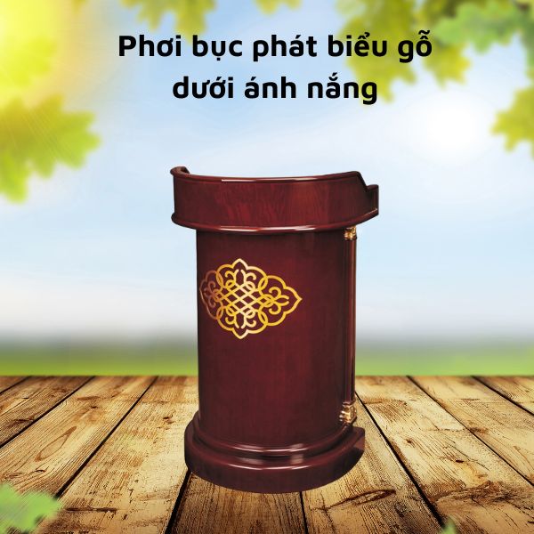 Phơi bục phát biểu gỗ dưới ánh nắng để loại bỏ nấm mốc nhẹ