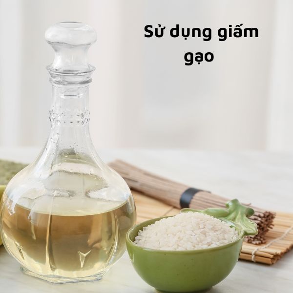 Sử dụng giấm gao tẩy mốc hiệu quả