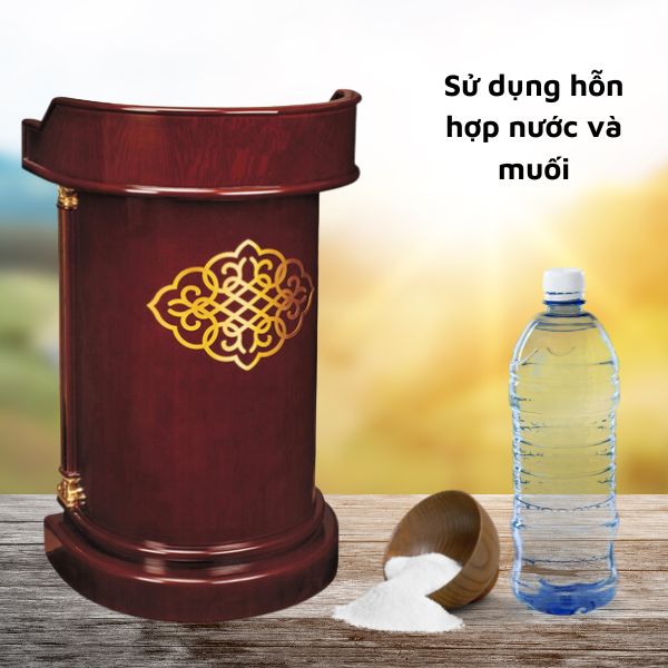 Sử dụng nước muối loại bỏ nấm mốc trên bục phát biểu
