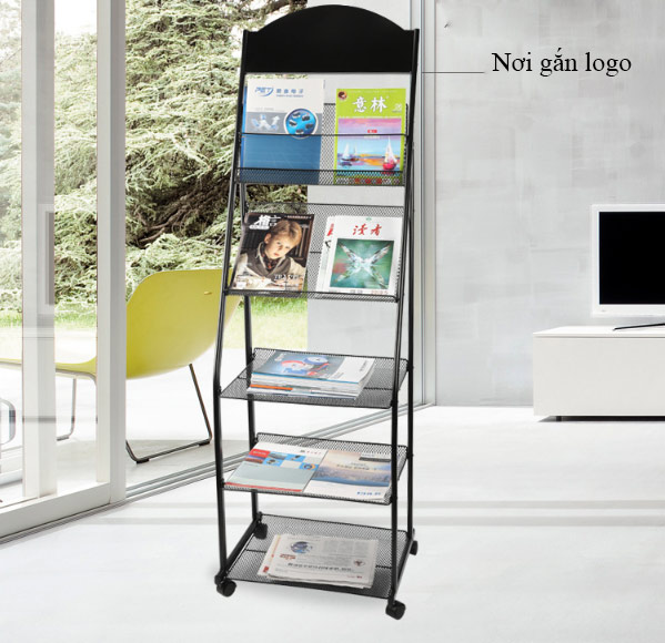 Logo đặt trên phía đầu kệ tạp chí rất dễ nhìn