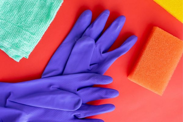 Phải đeo găng tay trong quá trình vệ sinh xe chở hành lý