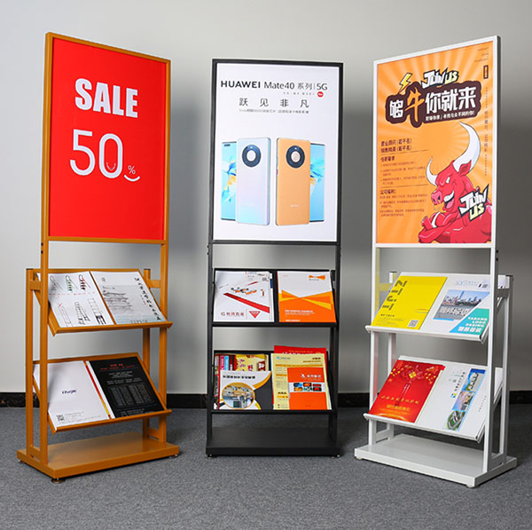 Dòng kệ đựng tạp chí tại khách sạn của Hành Tinh Xanh vô cùng phong phú