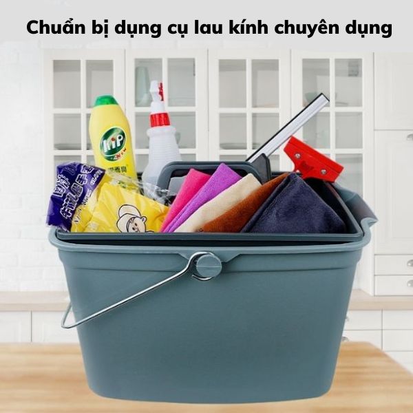 Chuẩn bị dụng cụ lau kính chuyên dụng