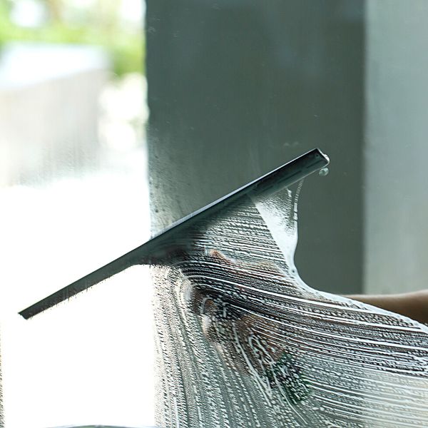 Dụng cụ lau kính chuyên dụng giúp tiết kiệm thời gian khi lau kính