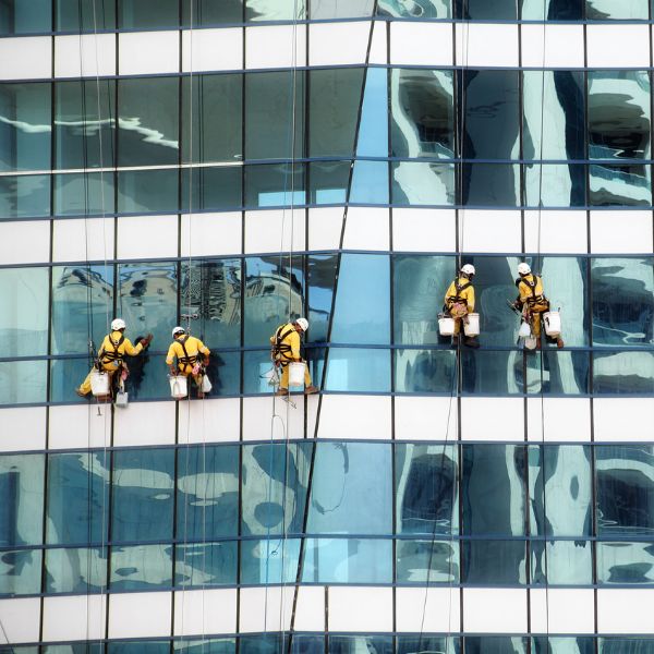 Đảm bảo an toàn khi vệ sinh kính