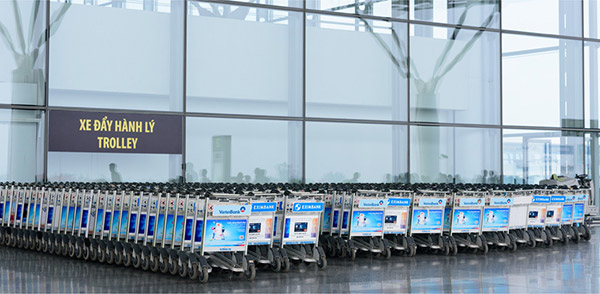 Áp phích quảng cáo trên xe đẩy hành lý