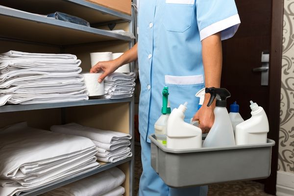 Lấy đủ đồ dùng, dụng cụ vệ sinh và đặt lên xe làm buồng