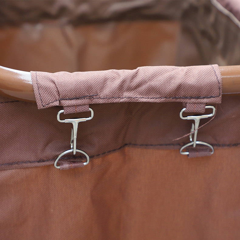 Túi được cố định vào khung xe nhờ các móc treo