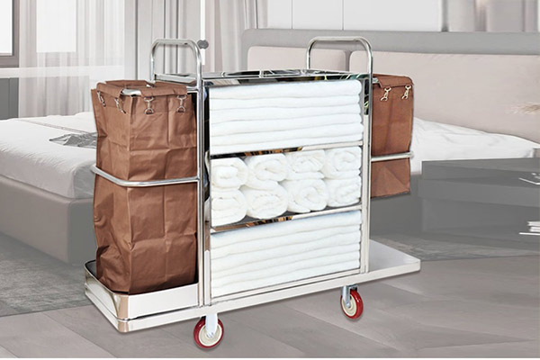 Khăn vải thường xếp trong các tầng của xe dọn phòng