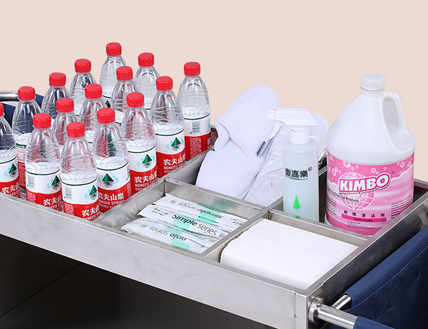 Nước uống sắp xếp trên khay để đồ