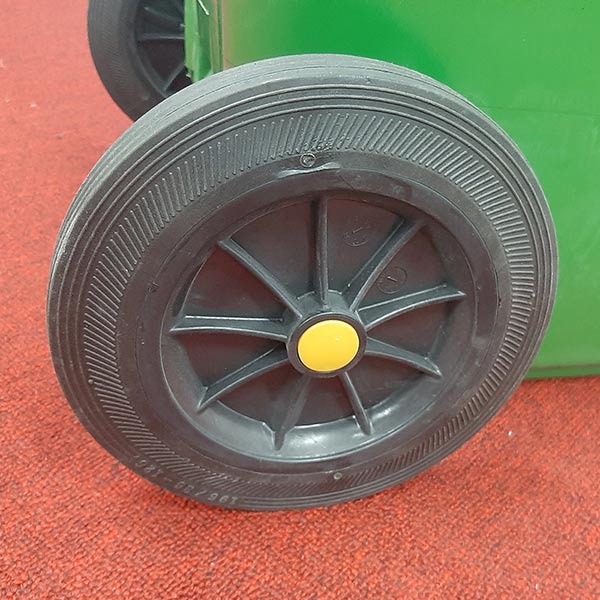 Cận cảnh bánh xe đẩy thùng chứa rác