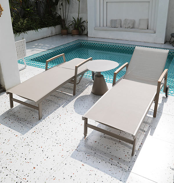 Tựa ghế có thể thay đổi độ cao tạo thành ghế ngồi hoặc nằm