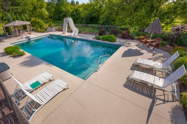 Không gian bể bơi sang trọng hơn giờ ghế nằm tắm nắng