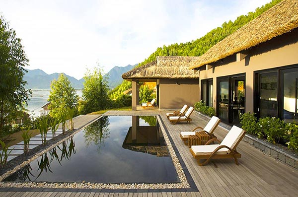 Ghế tắm nắng luôn có mặt tại không gian bể bơi