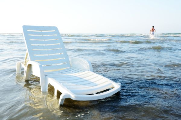 Ghế nhựa chịu lực và chịu nước tốt hơn ghế lười hạt xốp