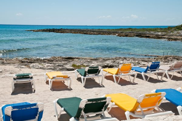 Ghế nhựa tắm nắng bãi biển cũng nhiều màu sắc phong phú