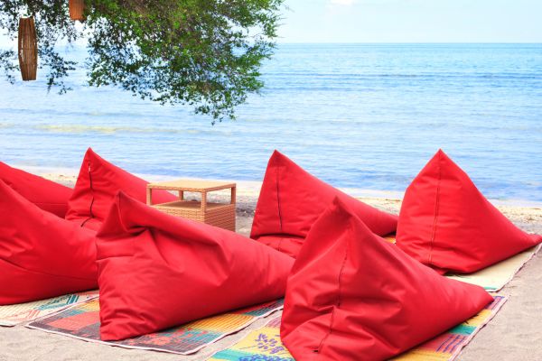 Chân dung ghế lười hạt xốp đang được dùng rộng rãi ở bờ biển