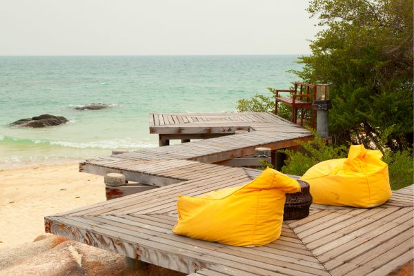 Dùng ghế lười hạt xốp trên bãi cát tránh xa nước sẽ tốt hơn