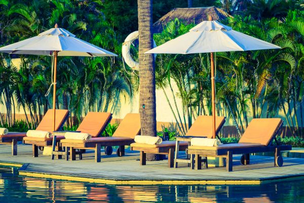 Ghế bể bơi giúp không gian nghỉ dưỡng đẹp hơn