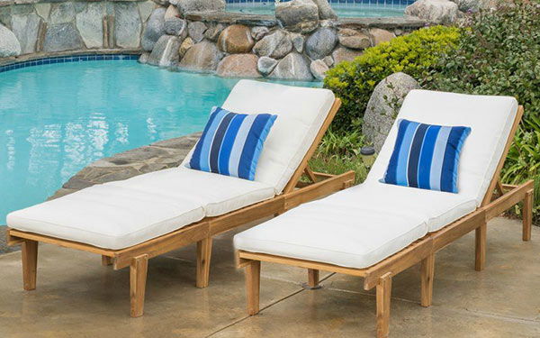 ghế gỗ hay ghế inox hồ bơi