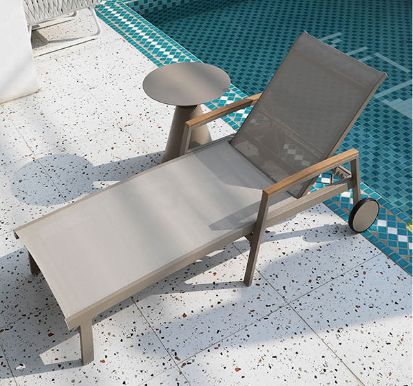 Ghế hồ bơi được gắn bánh di chuyển có thiết kế đẹp