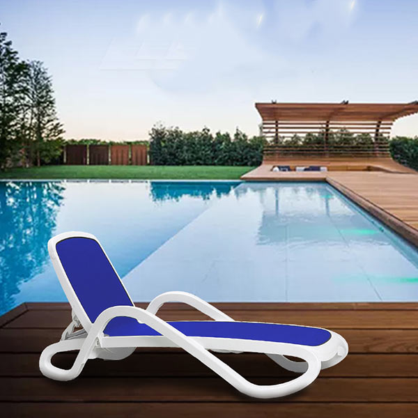 Ghế hồ bơi bằng nhựa với phần tay ghế cách điệu độc đáo