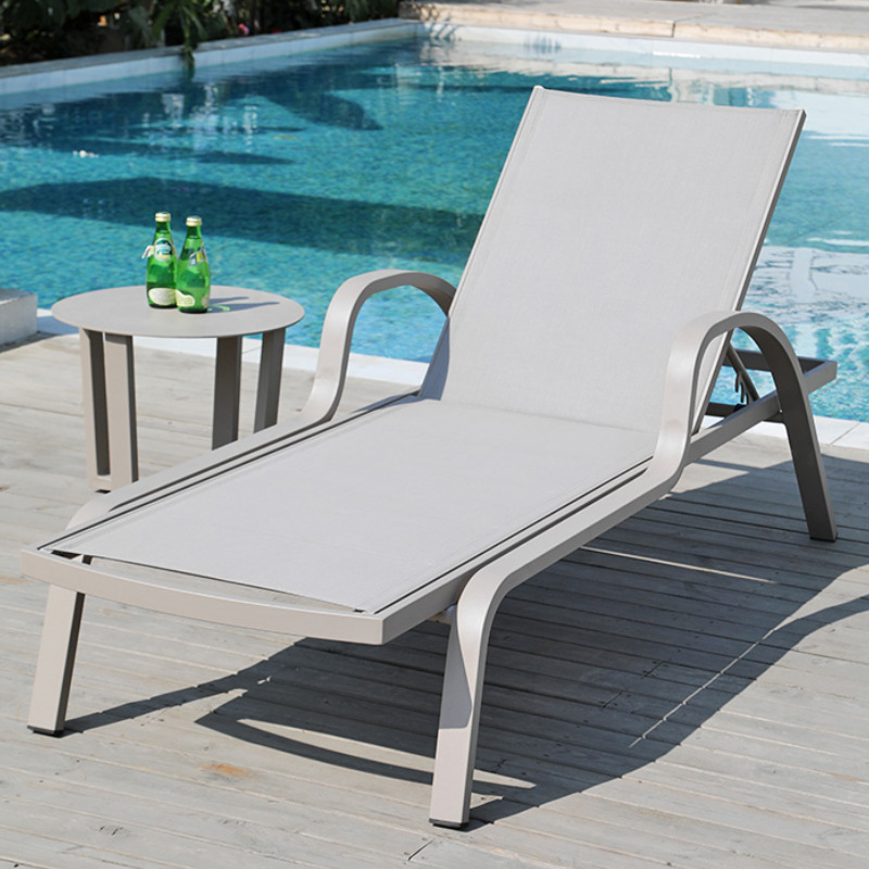 Ghế với tay vịn bằng hợp kim, tạo điểm nhấn sang trọng và đẳng cấp cho không gian hồ bơi.