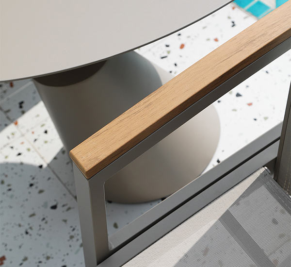 Tay vịn được thiết kế thanh mảnh để dễ dàng cầm nắm