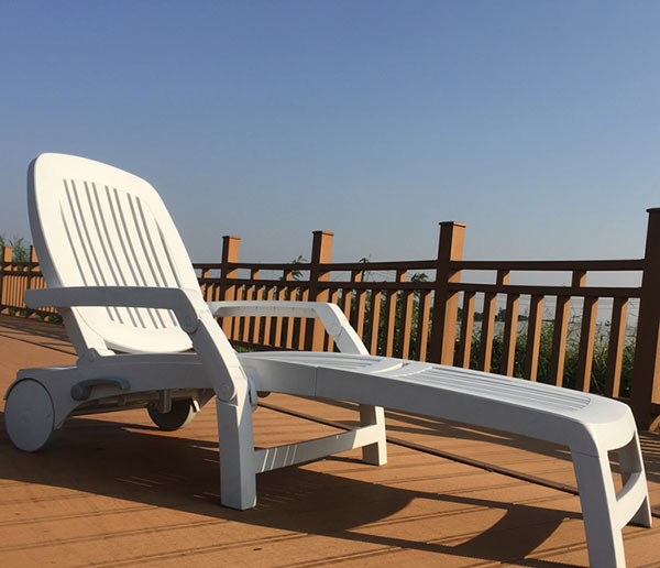 Với khung nhựa chắc chắn và tay vịn kiểu dáng hiện đại, mẫu ghế hồ bơi trở nên thật nổi bật