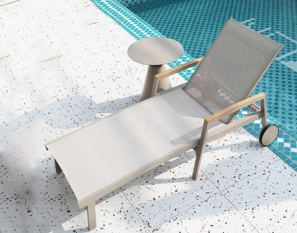 Chọn ghế hồ bơi có tay khi bạn cần sự an toàn