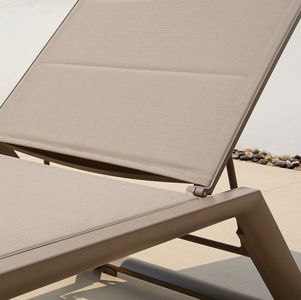 Ghế có phần khung làm từ chất liệu hợp kim