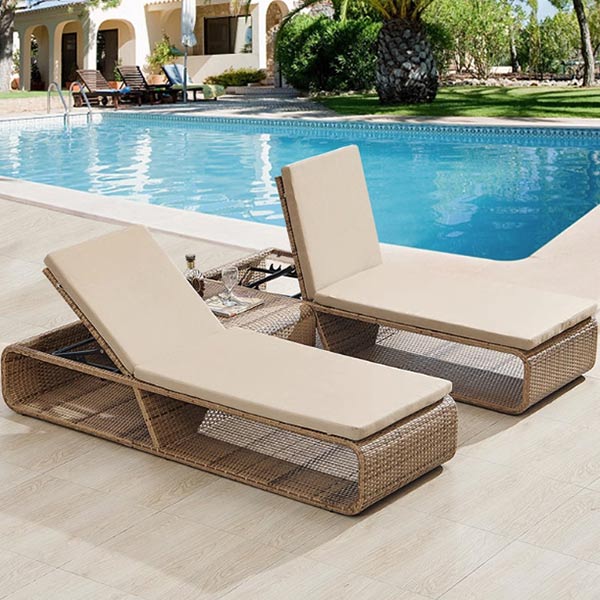 Ghế Sun Loungers thường điều chỉnh thoải mái độ cao tựa lưng