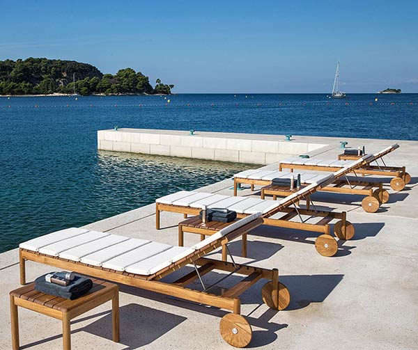 Giường bể bơi bằng gỗ cần trang bị nệm