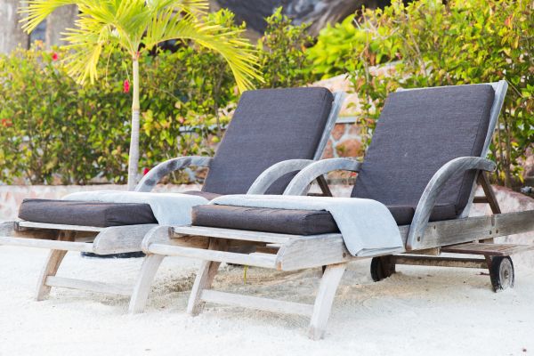 Ghế bị bạc màu, cũ sau một thời gian sử dụng