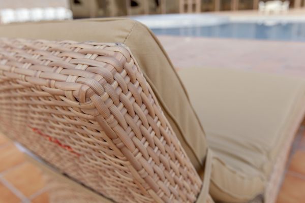 Nệm ghế bể bơi có dây buộc vào thân ghế