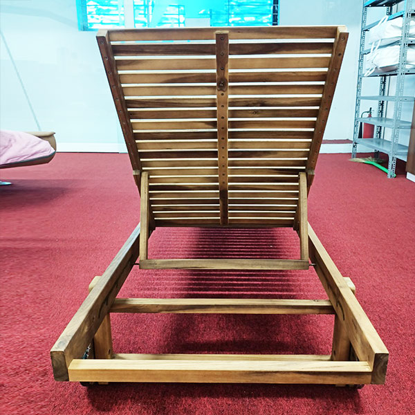 Kiểm tra chi tiết nhỏ cấu thành ghế bể bơi bằng gỗ