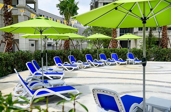 Ghế bể bơi có kích thước nhỏ